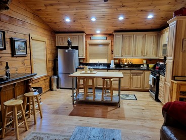 Scenic Lakefront Cabin with Private Hiking Trails near Wineries in Paso Robles, California - Paso Robles, California - glamping.directory