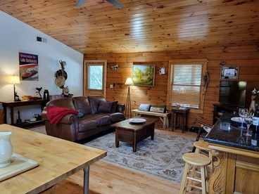 Scenic Lakefront Cabin with Private Hiking Trails near Wineries in Paso Robles, California - Paso Robles, California - glamping.directory