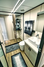 Luxurious Houseboat with Deck Ideal for a Unique Romantic Experience in Florida - Merritt Island, Florida - glamping.directory