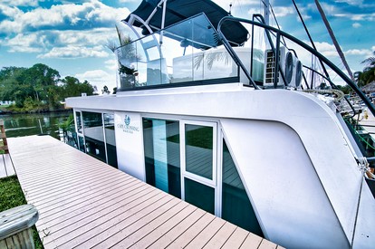 Luxurious Houseboat with Deck Ideal for a Unique Romantic Experience in Florida - glamping.directory