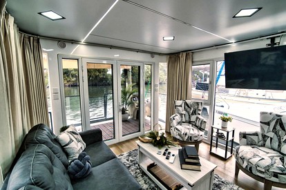 Luxurious Houseboat with Deck Ideal for a Unique Romantic Experience in Florida - Merritt Island, Florida - glamping.directory