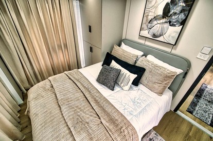 Luxurious Houseboat with Deck Ideal for a Unique Romantic Experience in Florida - Merritt Island, Florida - glamping.directory