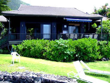 Incredible Waterfront Cottage with Kayaks and a Hot Tub on Kealakekua Bay in Hawaii - glamping.directory