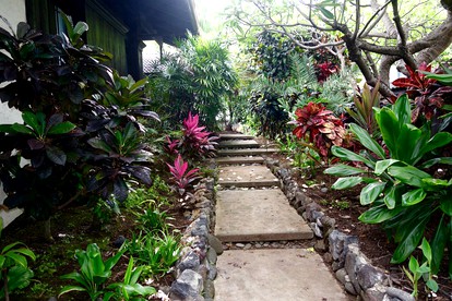 Incredible Waterfront Cottage with Kayaks and a Hot Tub on Kealakekua Bay in Hawaii - Captain Cook, Hawaii - glamping.directory