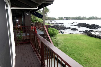 Incredible Waterfront Cottage with Kayaks and a Hot Tub on Kealakekua Bay in Hawaii - Captain Cook, Hawaii - glamping.directory