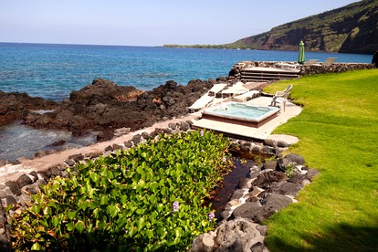 Incredible Waterfront Cottage with Kayaks and a Hot Tub on Kealakekua Bay in Hawaii - Captain Cook, Hawaii - glamping.directory