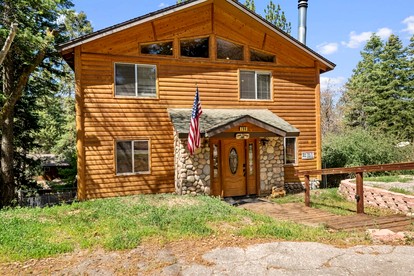 Gorgeous Lake Close Log Cabin with Great Vistas in Big Bear Lake, California - glamping.directory