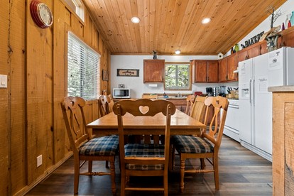 Gorgeous Lake Close Log Cabin with Great Vistas in Big Bear Lake, California - Big Bear Lake, California - glamping.directory