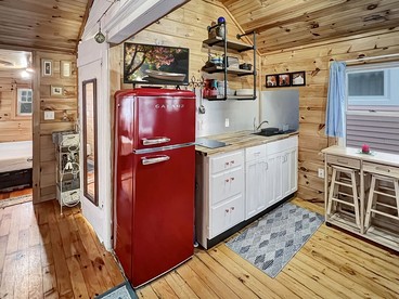 Charming Pet-Friendly Tiny Cottage with Pool and Trails near Ogunquit, Maine - York Beach, Maine - glamping.directory