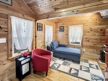 Charming Pet-Friendly Tiny Cottage with Pool and Trails near Ogunquit, Maine - York Beach, Maine - glamping.directory