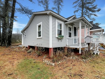 Charming Pet-Friendly Tiny Cottage with Pool and Trails near Ogunquit, Maine - York Beach, Maine - glamping.directory