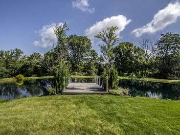 Luxury Cottage Rental with a Hot Tub and a Pond near Columbus, Ohio - Sunbury, Ohio - glamping.directory