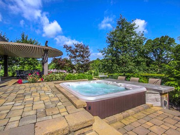 Luxury Cottage Rental with a Hot Tub and a Pond near Columbus, Ohio - Sunbury, Ohio - glamping.directory