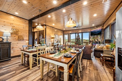 Stunning Cabin with Indoor Pool, Pool Table and Hot-tub in Sevierville, Tennessee - Sevierville, Tennessee - glamping.directory