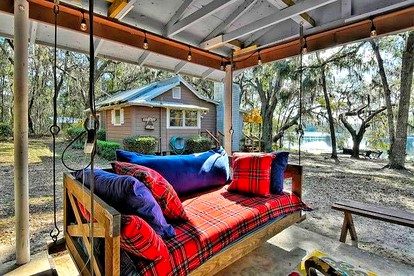 Spacious Cabin for a Group Getaway Overlooking Junior Lake in Florida - Interlachen, Florida - glamping.directory