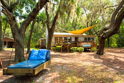 Spacious Cabin for a Group Getaway Overlooking Junior Lake in Florida - Interlachen, Florida - glamping.directory