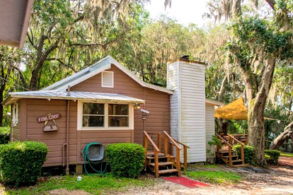Spacious Cabin for a Group Getaway Overlooking Junior Lake in Florida - Interlachen, Florida - glamping.directory