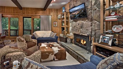 Slopeside Vacation Rental with a Wood-Burning Fireplace in Steamboat Springs, Colorado - Steamboat, Colorado - glamping.directory