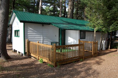 Two-Bedroom Cottage Camping with Private Beach near Albany, New York - Lake Luzerne, New York - glamping.directory
