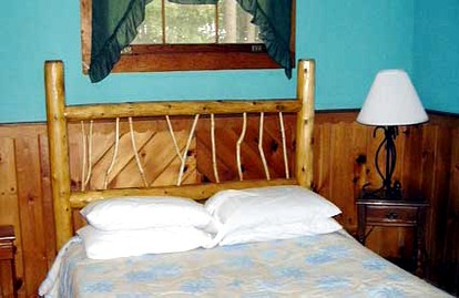 Two-Bedroom Cottage Camping with Private Beach near Albany, New York - Lake Luzerne, New York - glamping.directory