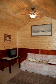 Two-Bedroom Cottage Camping with Private Beach near Albany, New York - Lake Luzerne, New York - glamping.directory