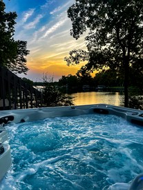Embrace Nature in this Lakefront Cottage with Fire Pit in Charlotte, North Carolina - Charlotte, North Carolina - glamping.directory