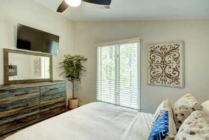 Embrace Nature in this Lakefront Cottage with Fire Pit in Charlotte, North Carolina - Charlotte, North Carolina - glamping.directory