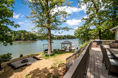 Embrace Nature in this Lakefront Cottage with Fire Pit in Charlotte, North Carolina - Charlotte, North Carolina - glamping.directory