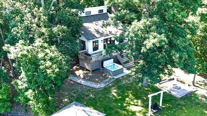 Embrace Nature in this Lakefront Cottage with Fire Pit in Charlotte, North Carolina - Charlotte, North Carolina - glamping.directory