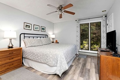 Charming Resort Retreat with Golf Course Views Near Wintergreen Resort, VA - Wintergreen Resort, Virginia - glamping.directory