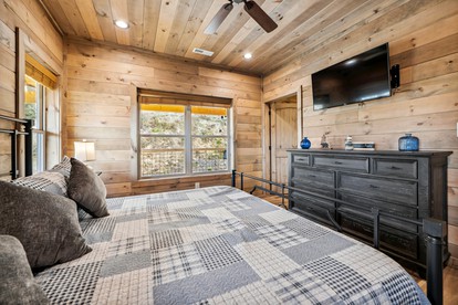 Fully-Equipped Cabin in Sevierville, Perfect for Glamping Getaways in the Smokies - Sevierville, Tennessee - glamping.directory