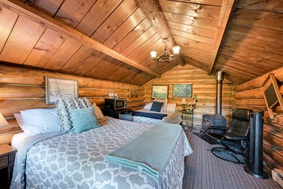 Historic Rustic Original Horse-Drawn Wood-Built Cabin with Bear Creek Pond Access & Bald Eagle Nest Near Hope, Alaska - Hope, Alaska - glamping.directory
