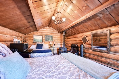 Historic Rustic Original Horse-Drawn Wood-Built Cabin with Bear Creek Pond Access & Bald Eagle Nest Near Hope, Alaska - Hope, Alaska - glamping.directory