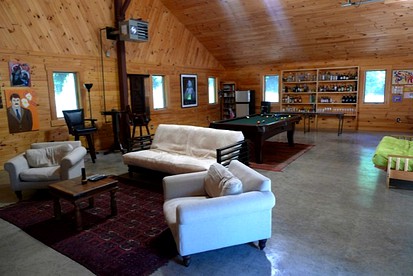 Spacious Family-Friendly Cabin with Games Room near Woodstock, New York - Lake Hill, New York - glamping.directory