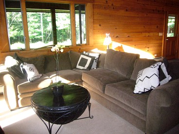 Spacious Family-Friendly Cabin with Games Room near Woodstock, New York - Lake Hill, New York - glamping.directory