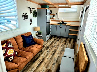 Love Under the Stars: Romantic Escape in a Tennessee Tiny House for Two - Apple Valley, Utah - glamping.directory