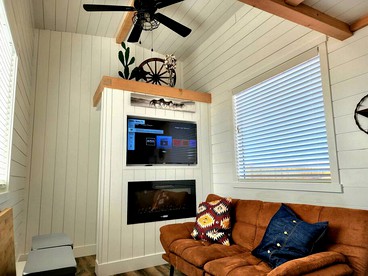 Love Under the Stars: Romantic Escape in a Tennessee Tiny House for Two - Apple Valley, Utah - glamping.directory