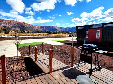 Love Under the Stars: Romantic Escape in a Tennessee Tiny House for Two - Apple Valley, Utah - glamping.directory