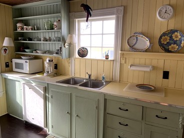 Charming Pet-Friendly Beachfront Cottage near Activities and Attractions in York Beach, Maine - York, Maine - glamping.directory