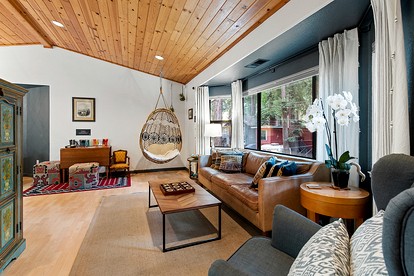 Outstanding Cottage with Games, Barbecue and Hot-tub in Guerneville, California - Guerneville, California - glamping.directory