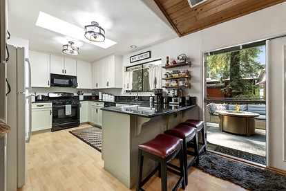 Outstanding Cottage with Games, Barbecue and Hot-tub in Guerneville, California - Guerneville, California - glamping.directory
