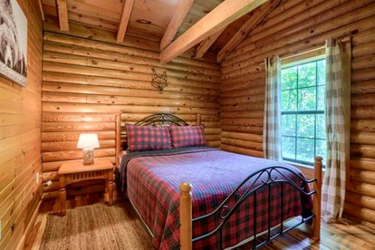Stunning Cabin Rental in Ohio with Outdoor Hot Tub - Logan, Ohio - glamping.directory