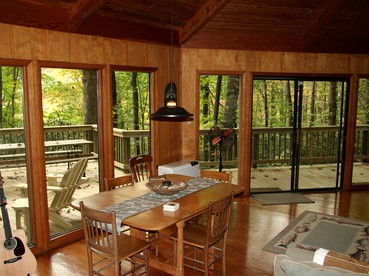 Inviting Tree House Cabin near Mount Mitchell in North Carolina - Burnsville, North Carolina - glamping.directory