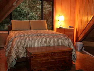 Inviting Tree House Cabin near Mount Mitchell in North Carolina - Burnsville, North Carolina - glamping.directory