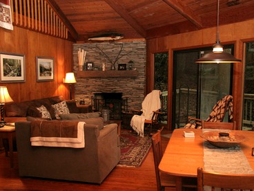 Inviting Tree House Cabin near Mount Mitchell in North Carolina - Burnsville, North Carolina - glamping.directory