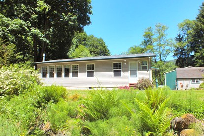 Peaceful Family Cabin on Beautiful Property, Plenty of Hiking and Fishing, 20 minutes from the coast, bordering Siuslaw National Forest, Oregon - glamping.directory