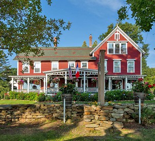 Delightful Lake House Rental near Gilford, New Hampshire - Sanbornton, New Hampshire - glamping.directory