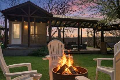 Cozy, Pet Friendly Cottage with Gorgeous Outdoor Space for a Weekend Getaway to New Braunfels, Texas - New Braunfels, Texas - glamping.directory