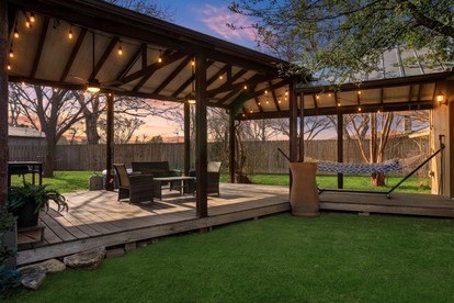 Cozy, Pet Friendly Cottage with Gorgeous Outdoor Space for a Weekend Getaway to New Braunfels, Texas - New Braunfels, Texas - glamping.directory