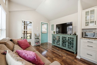 Cozy, Pet Friendly Cottage with Gorgeous Outdoor Space for a Weekend Getaway to New Braunfels, Texas - New Braunfels, Texas - glamping.directory